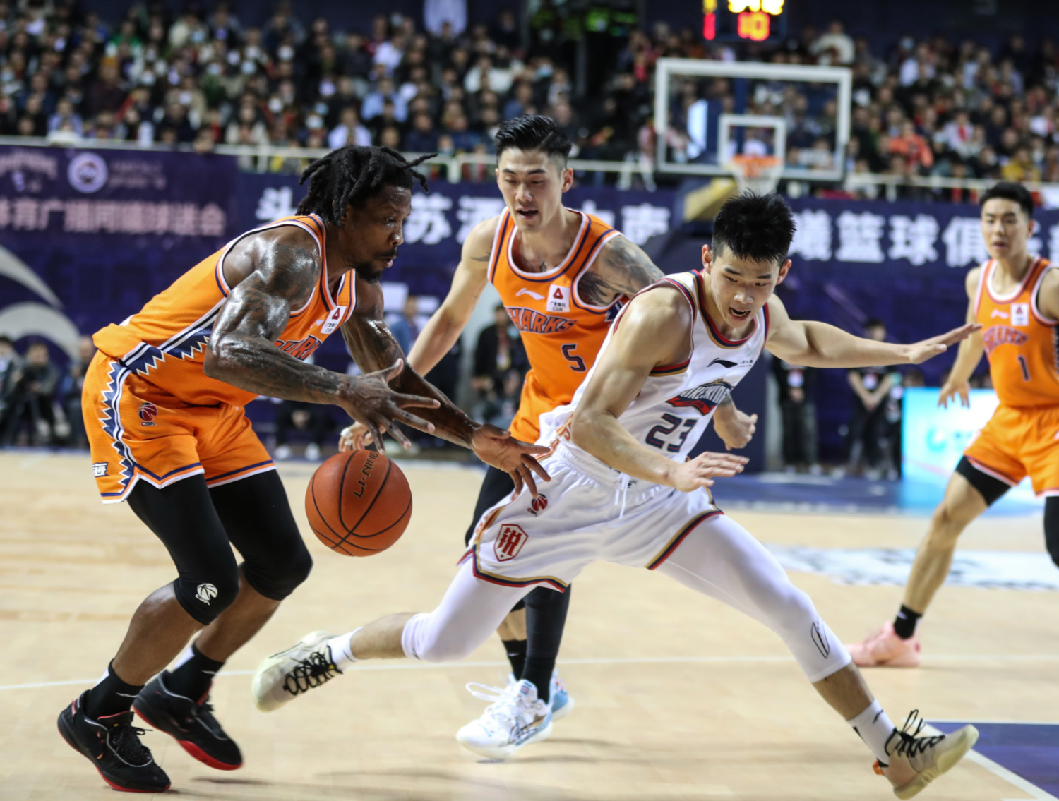 实时赛事比分-包含今晨NBA常规赛焦点战；新疆广汇外线爆发；目标明确；资深球员宣示担当的词条